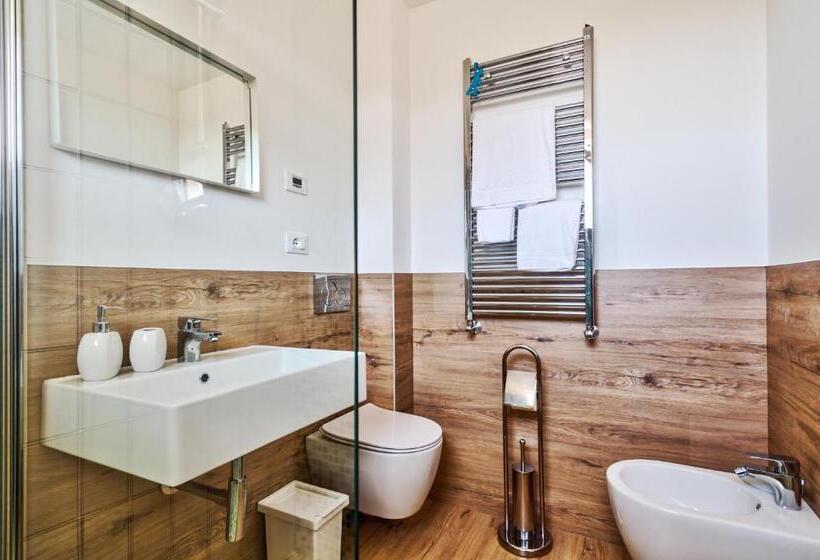 غرفة قياسية رباعية مزودة بشُرفة, B&b Alusea