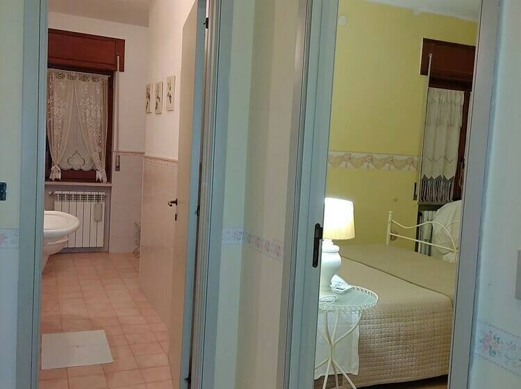 غرفة قياسية ثلاثية, Villa Carol Appartamento E B&b