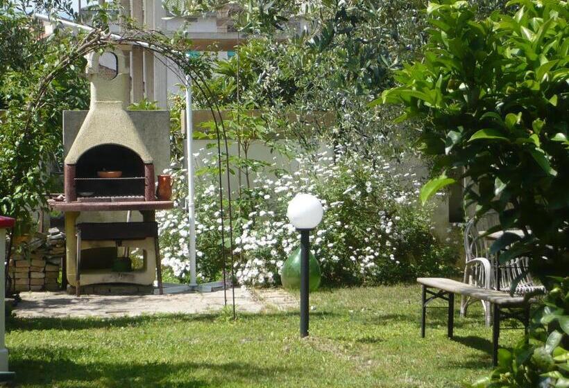 2 Bedroom Apartment Garden View, Villa Carol Appartamento E B&b