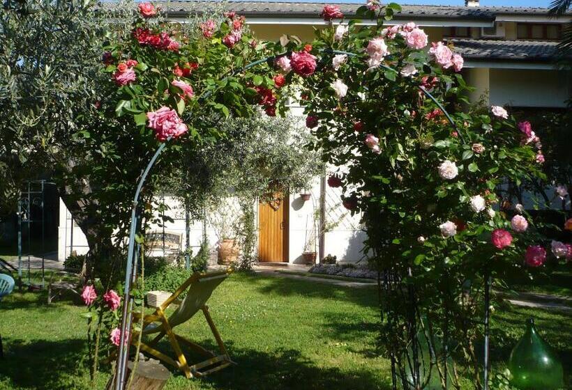 شقة غرفتين نوم مطلة على الحديقة, Villa Carol Appartamento E B&b