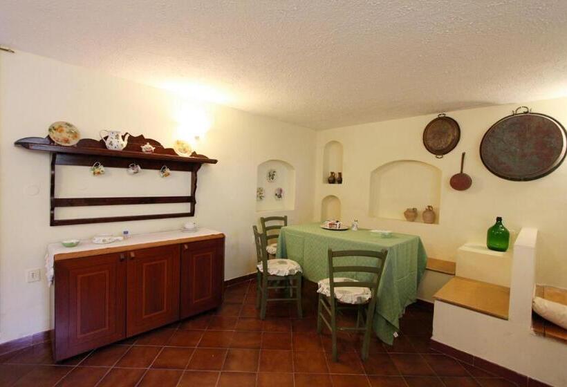 2 Bedroom Apartment Garden View, Villa Carol Appartamento E B&b