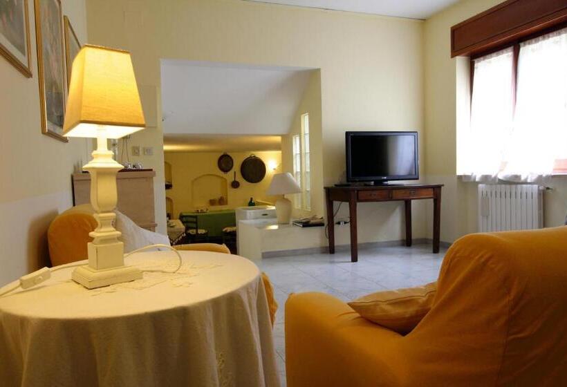 شقة غرفتين نوم مطلة على الحديقة, Villa Carol Appartamento E B&b