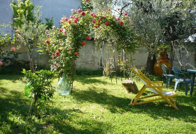 غرفة قياسية ثلاثية مع حمام خارجي, Villa Carol Appartamento E B&b