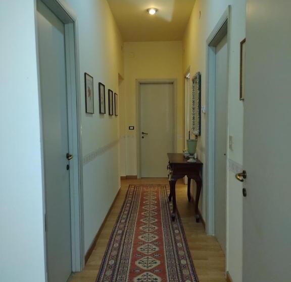 غرفة قياسية ثلاثية مع حمام خارجي, Villa Carol Appartamento E B&b