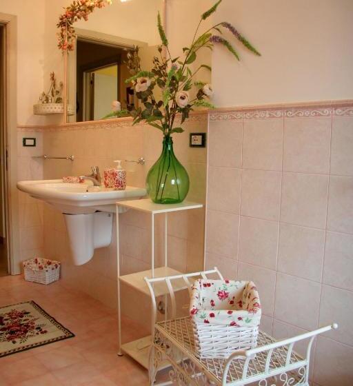 اتاق سه‌نفرۀ استاندارد با سرویس بهداشتی بیرون از اتاق, Villa Carol Appartamento E B&b