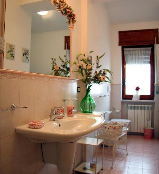 غرفة قياسية ثلاثية مع حمام خارجي, Villa Carol Appartamento E B&b