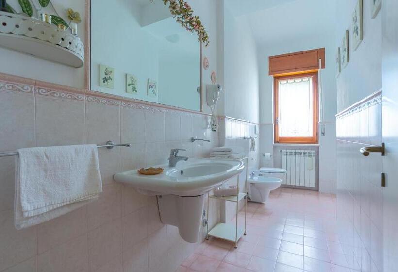 غرفة قياسية ثلاثية مع حمام خارجي, Villa Carol Appartamento E B&b