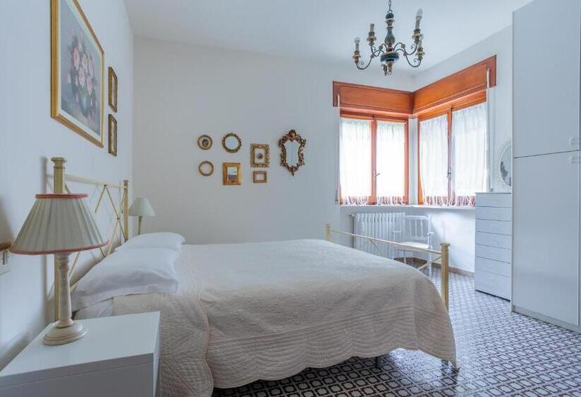 شقة غرفتين نوم مطلة على الحديقة, Villa Carol Appartamento E B&b