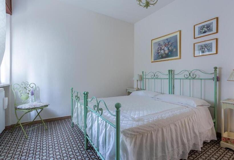 2 Bedroom Apartment Garden View, Villa Carol Appartamento E B&b