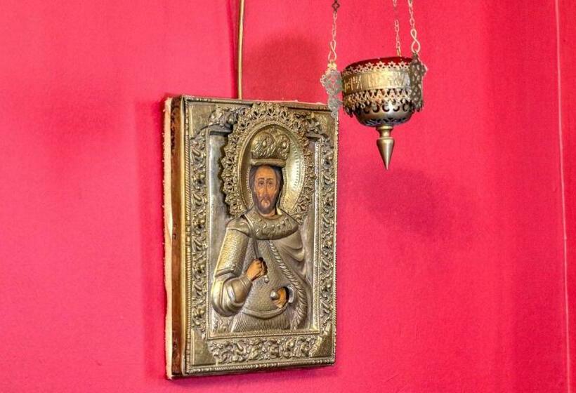 Номер Стандарт, Grenfell Hall