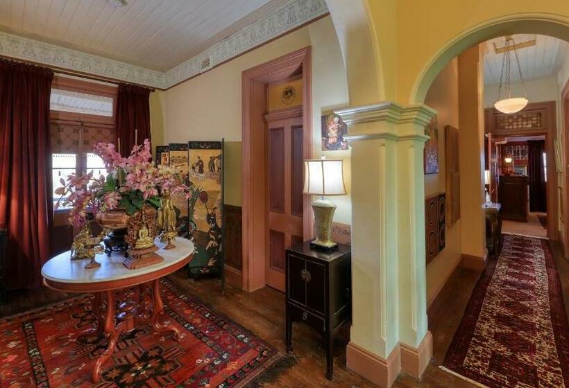 Номер Стандарт, Grenfell Hall