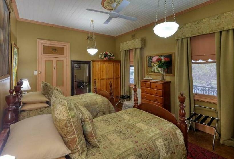 Номер Стандарт, Grenfell Hall