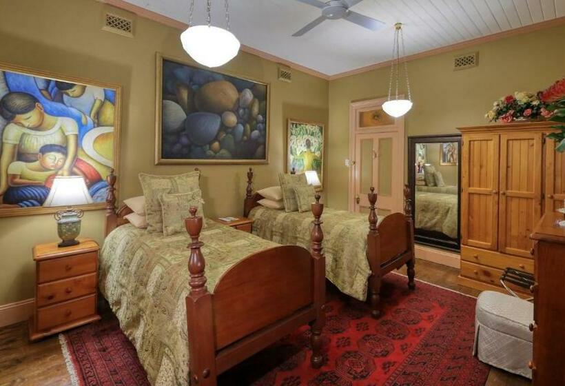 Номер Стандарт, Grenfell Hall