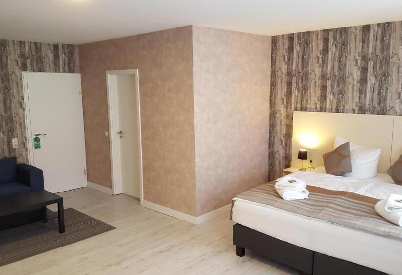 带城市景观的套间, Novel