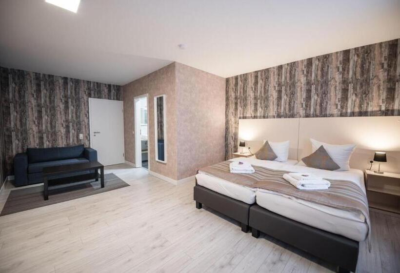 带城市景观的套间, Novel