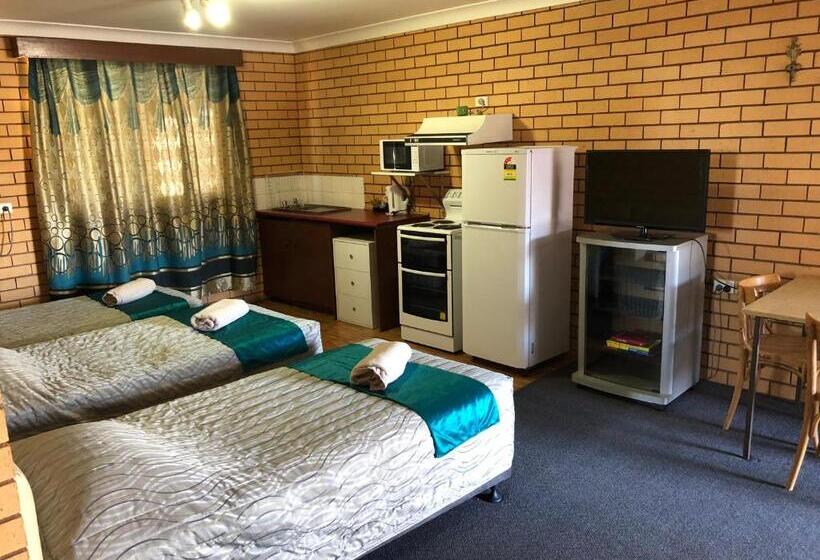 חדר משפחתי, Stockman Motor Inn