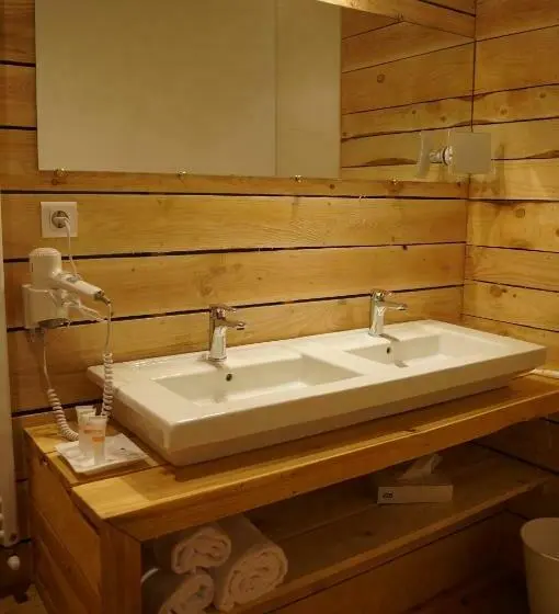 Camera Familiare, O'lodge