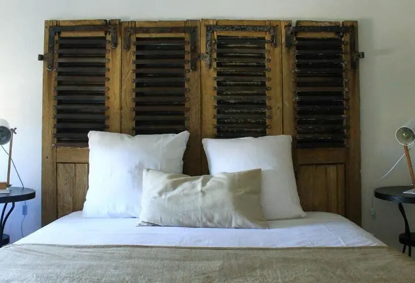Camera Familiare, O'lodge
