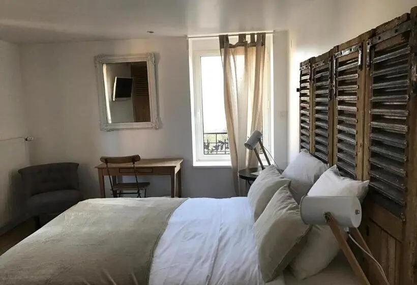 Camera Familiare, O'lodge