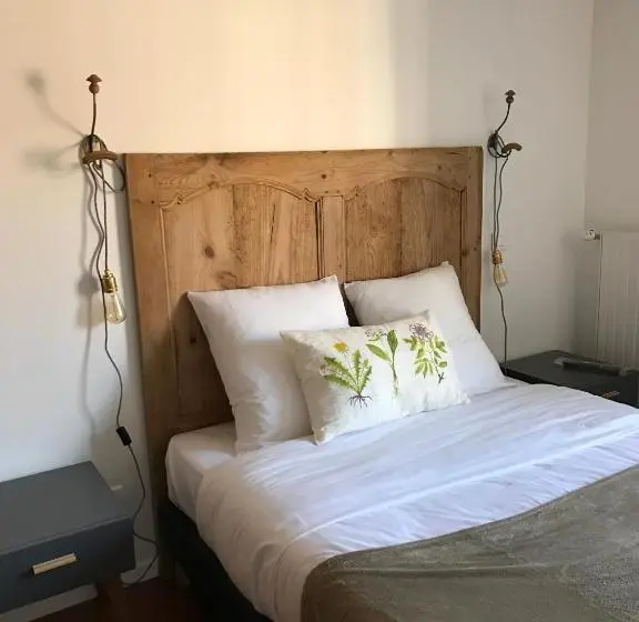 Camera Familiare, O'lodge