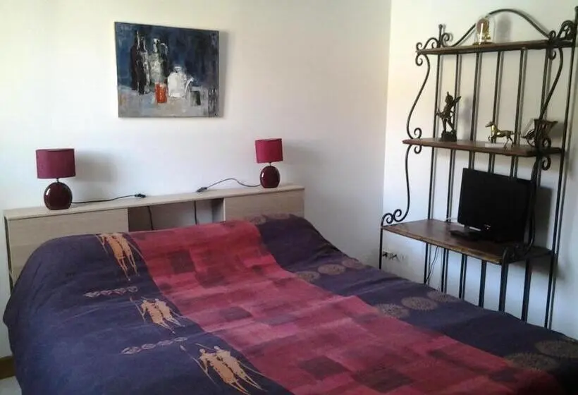 プールビュースタンダードルーム, Le Mas De La Musardiere Chambres D Hotes