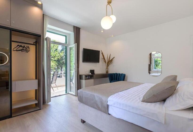 Superior Room with Terrace, Green Park Luxury Rooms