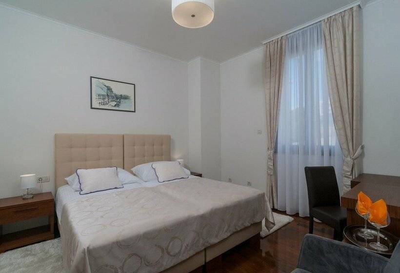 Deluxe Room, Luxury Rooms Near The Beach1