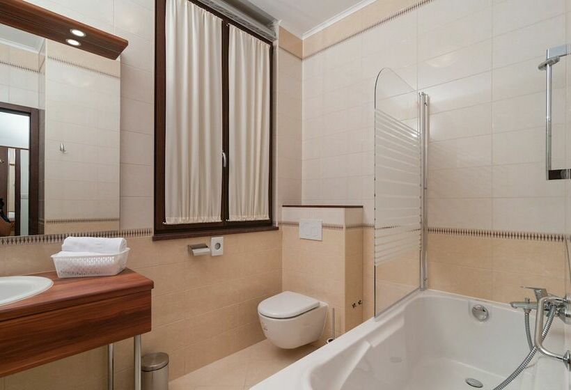 Deluxe Room, Luxury Rooms Near The Beach1