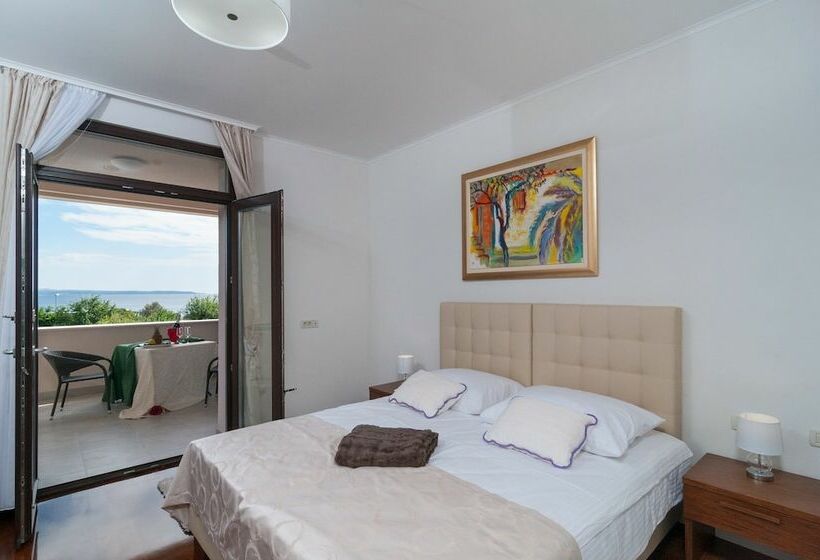 غرفة ديلوكس مزودة بشرفة, Luxury Rooms Near The Beach1
