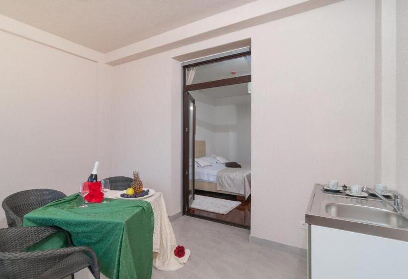 Deluxe Room with Balcony, Luxury Rooms Near The Beach1