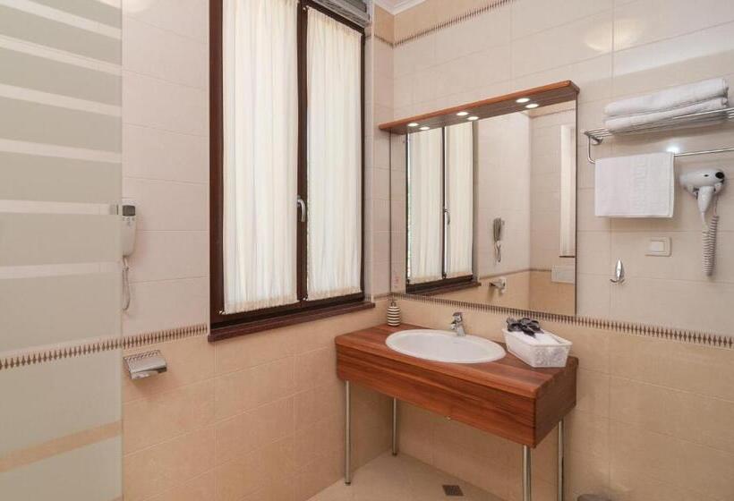 Deluxe Room with Balcony, Luxury Rooms Near The Beach1