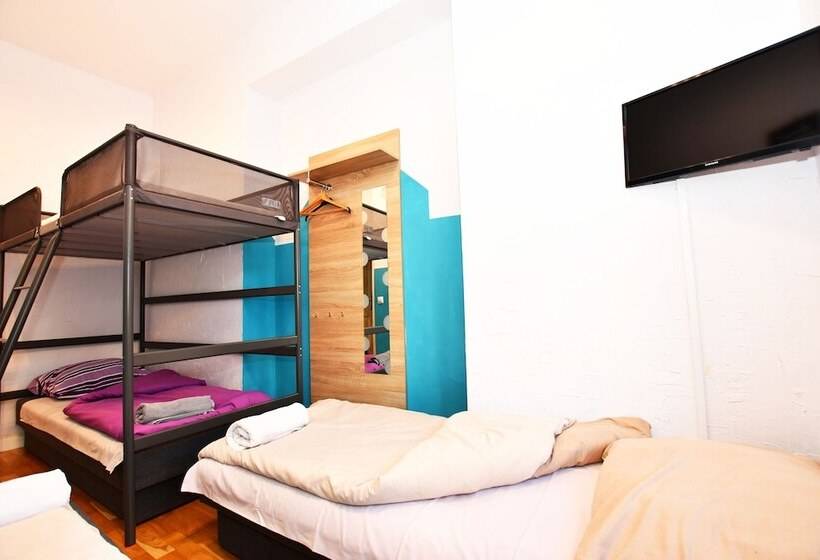 غرفة قياسية رباعية حمام مشترك, City Central Hostel   Pokoje Prywatne