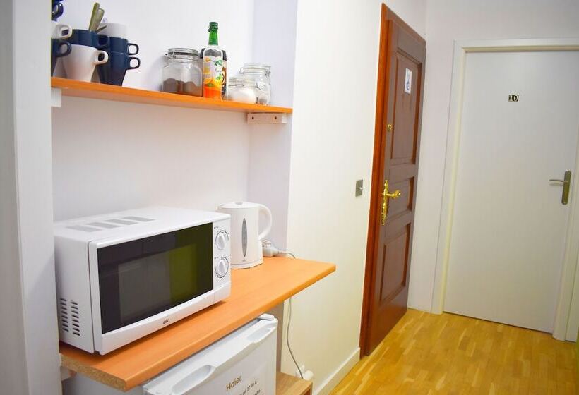 غرفة قياسية ثلاثية حمام مشترك, City Central Hostel   Pokoje Prywatne