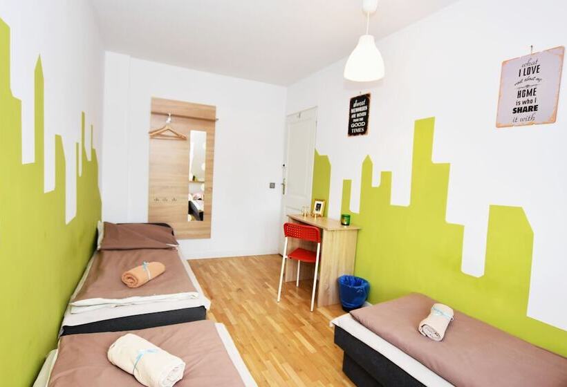 غرفة قياسية ثلاثية حمام مشترك, City Central Hostel   Pokoje Prywatne