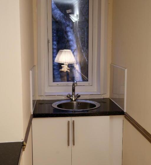 סוויטה משפחתית, Atz&h Inn