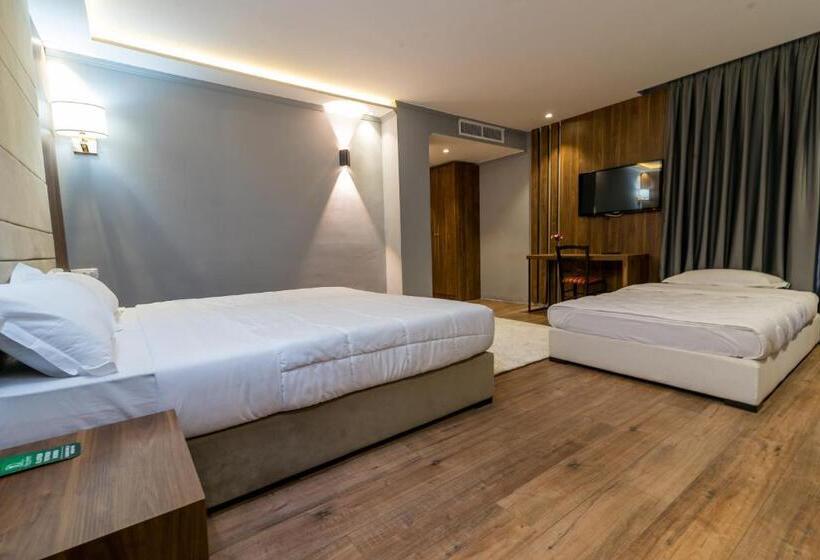 חדר סטנדרט לשלושה עם נוף לבריכה, Deluxe & Executive Spa By Rafaelo