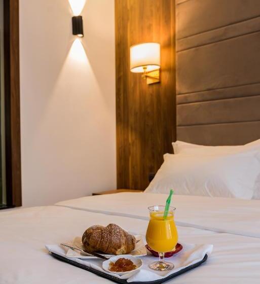 חדר סטנדרט לשלושה עם נוף לבריכה, Deluxe & Executive Spa By Rafaelo