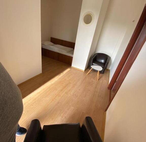 חדר משפחתי, Pensiunea Drobeta