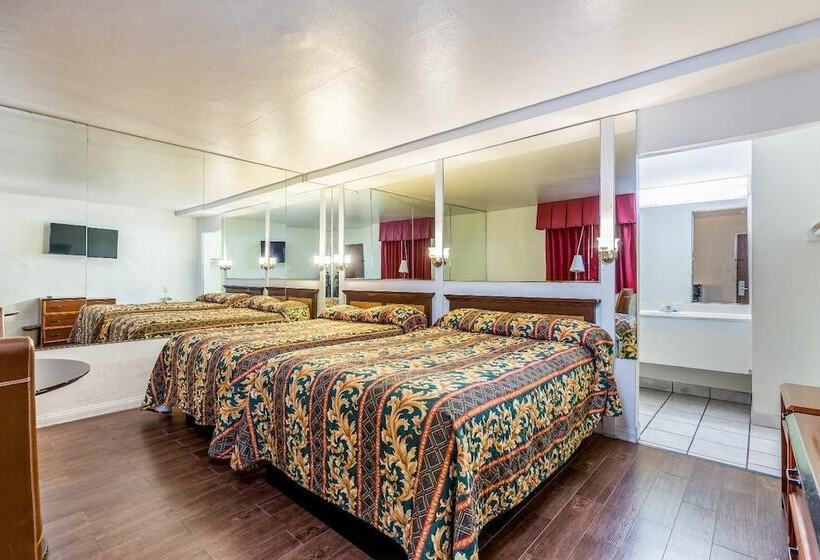 Номер Стандарт 2 Двуспальные Кровати, Colonial Pool & Spa Motel