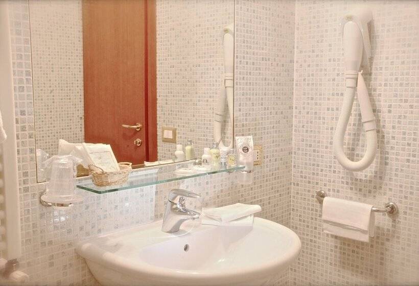 اتاق اکونومی, Apostoli Palace