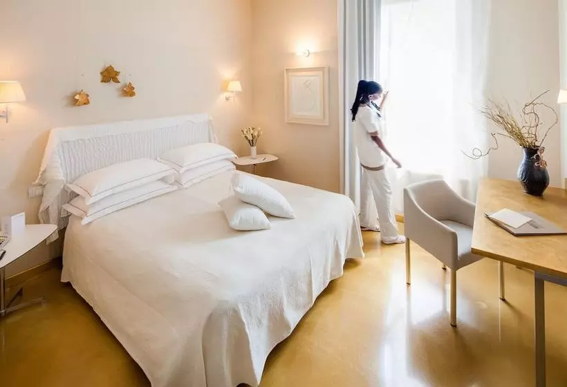 سوییت جونیور, Cosmo Hotel Palace