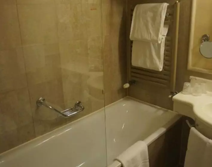 اتاق کلاسیک سه تخته, Cosmo Hotel Palace
