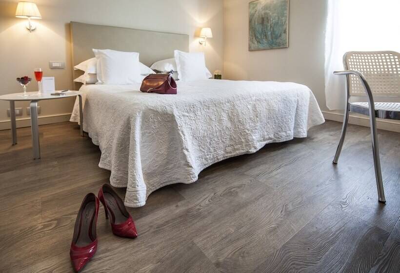 חדר קלאסי לשלושה, Cosmo Hotel Palace