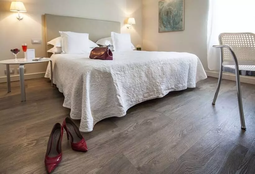اتاق کلاسیک سه تخته, Cosmo Hotel Palace