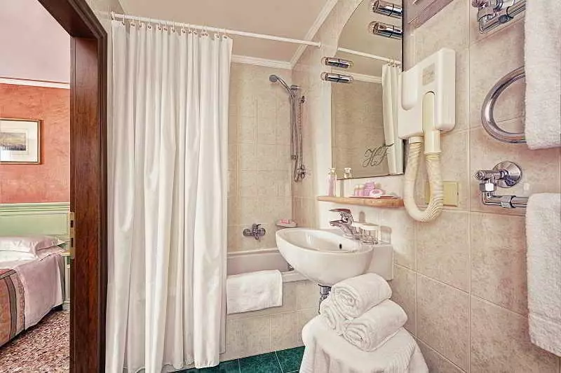 اتاق استاندارد سه نفره, Firenze