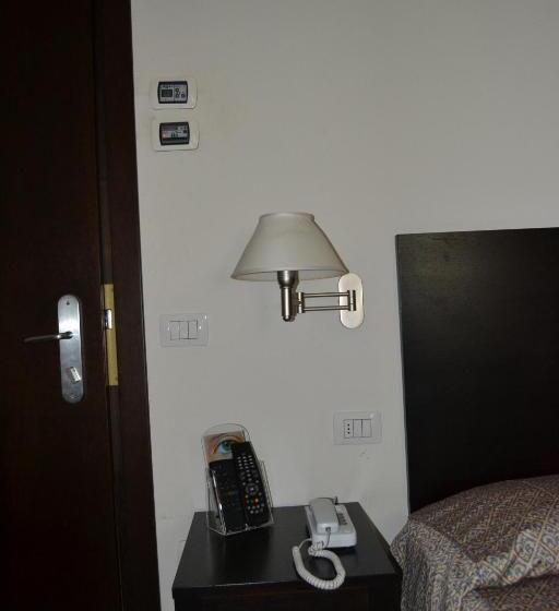 חדר סטנדרט לשלושה, I  Fiorino