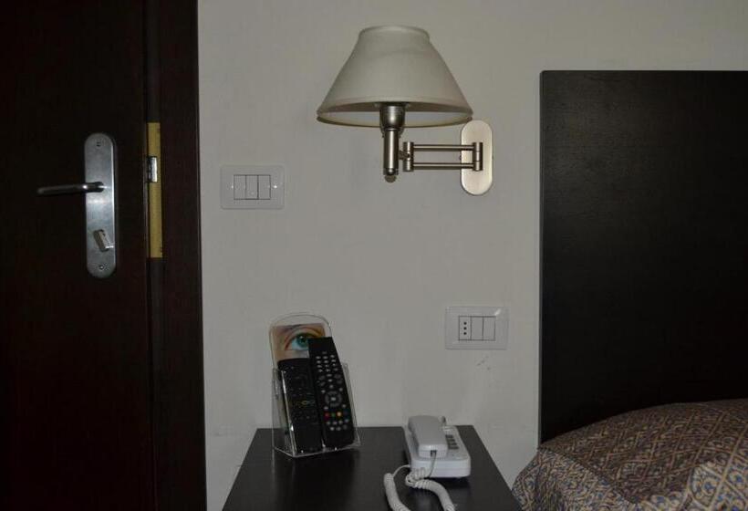 חדר סטנדרט לשלושה, I  Fiorino