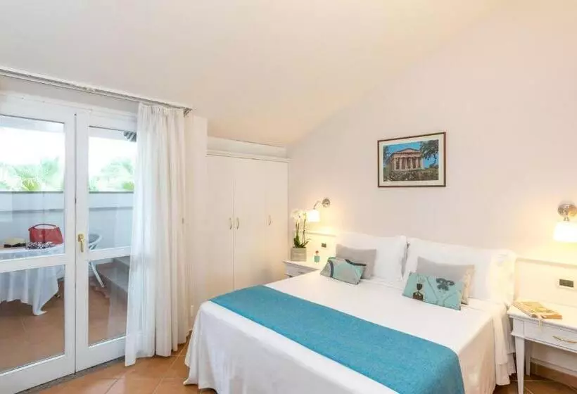اتاق ساده سه‌ نفره, Oleandri Resort Paestum