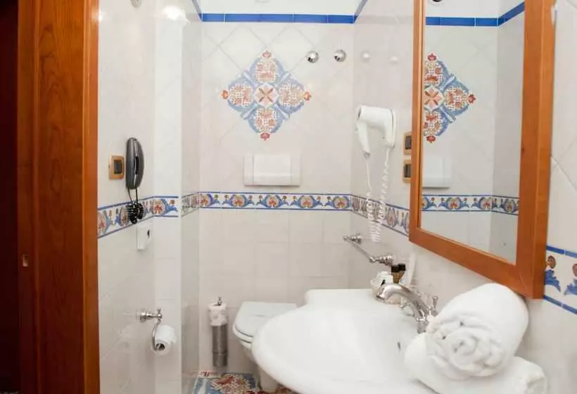اتاق ساده سه‌ نفره, Oleandri Resort Paestum