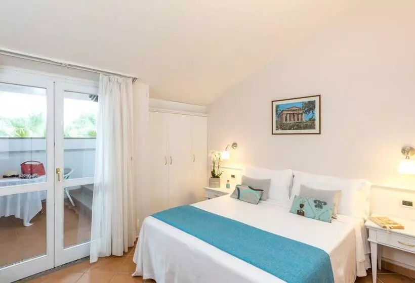 اتاق ساده سه‌ نفره, Oleandri Resort Paestum